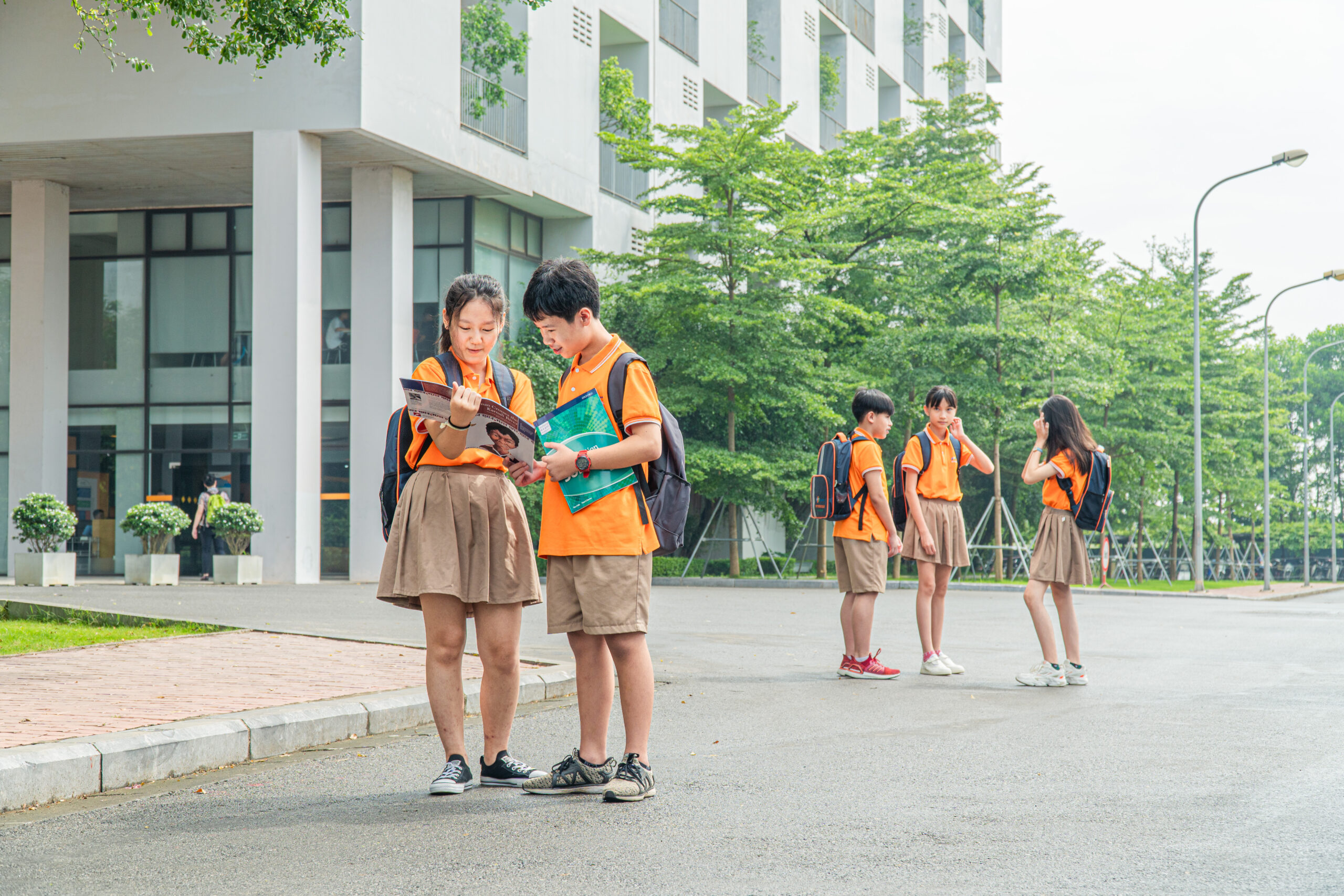 Những Thách Thức Và Giải Pháp Nuôi Dạy Con Trong Thời Đại Mới Cha Mẹ Cần Biết