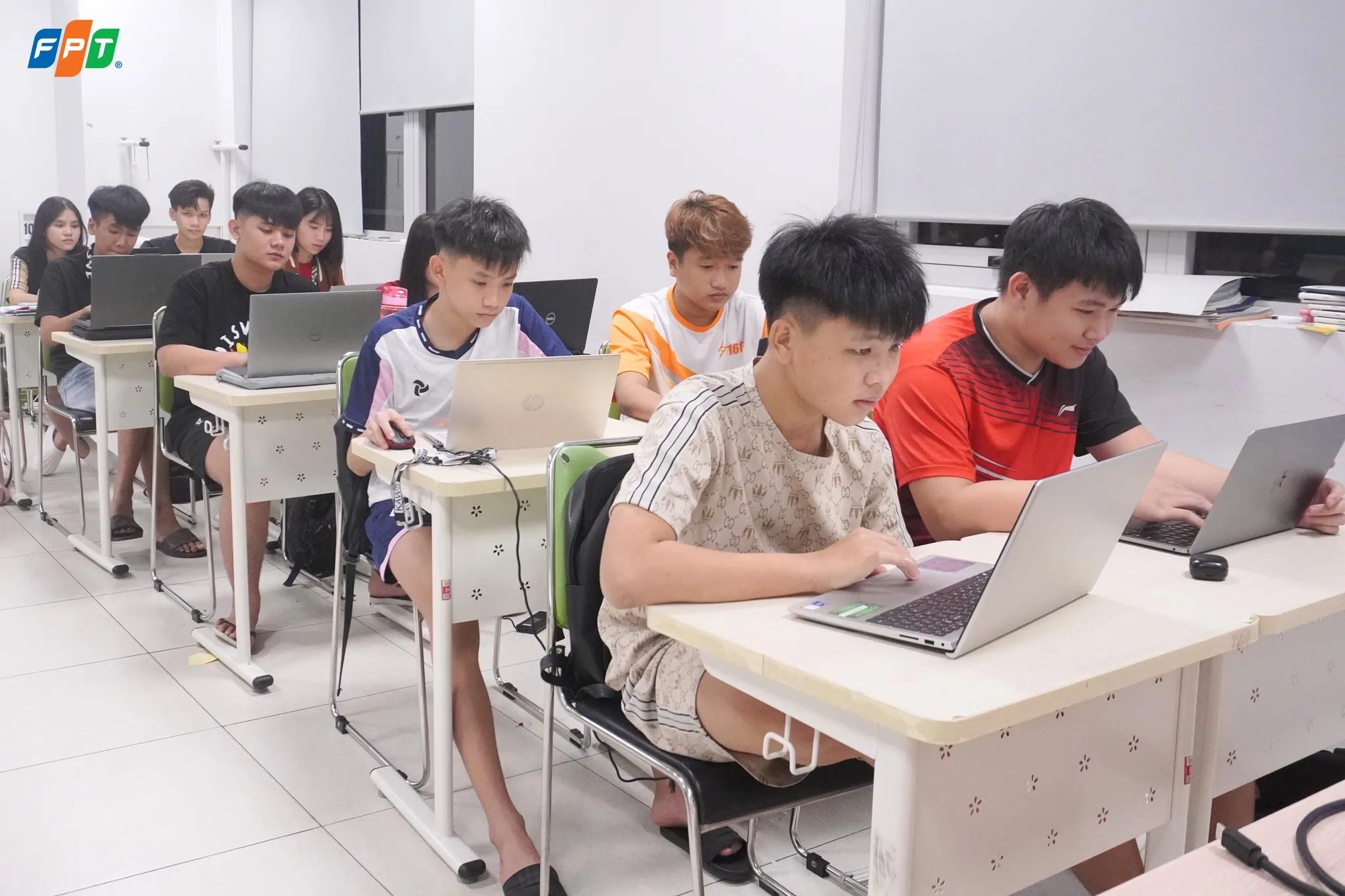 7 biểu hiện của nghiện game cảnh báo bạn đang lệ thuộc vào thế giới ảo - FPT Education biểu hiện của nghiện game