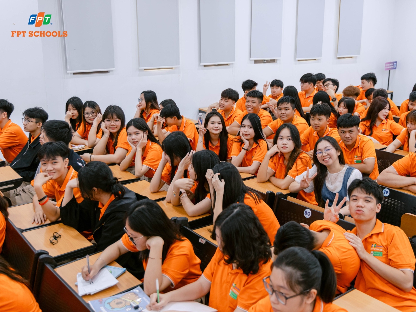 Học công nghệ thông tin ra làm nghề gì? Cơ hội việc làm rộng mở trong thời đại số - FPT Education Giảng viên hoặc chuyên gia nghiên cứu CNTT