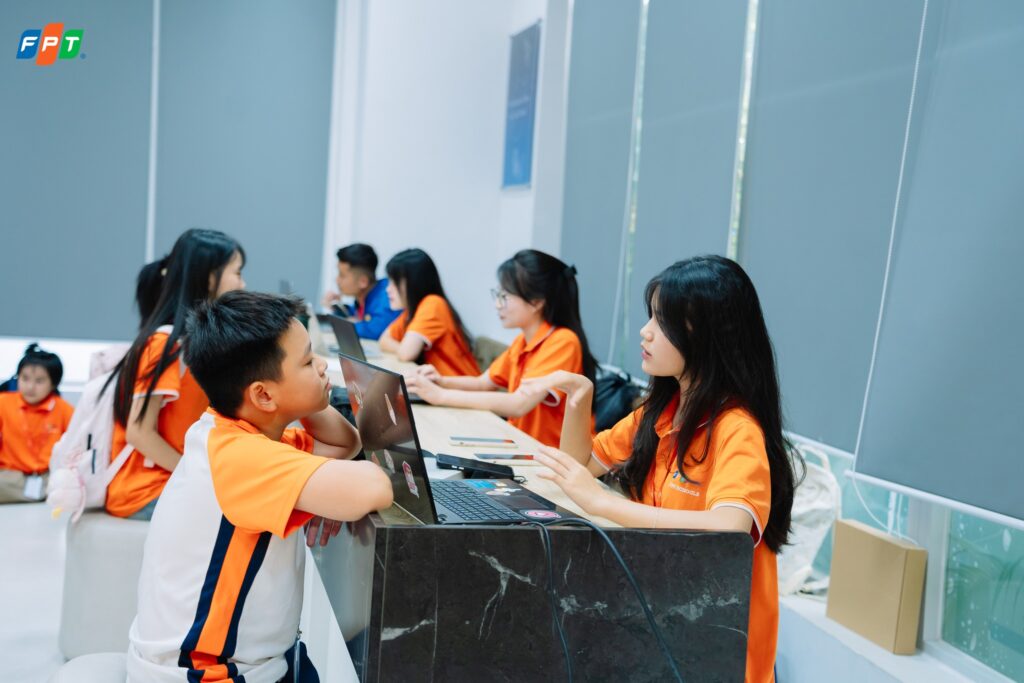 Cách Ứng Dụng AI Học Tiếng Anh Hiệu Quả - FPT Education kết hợp giữa học truyền thống và AI