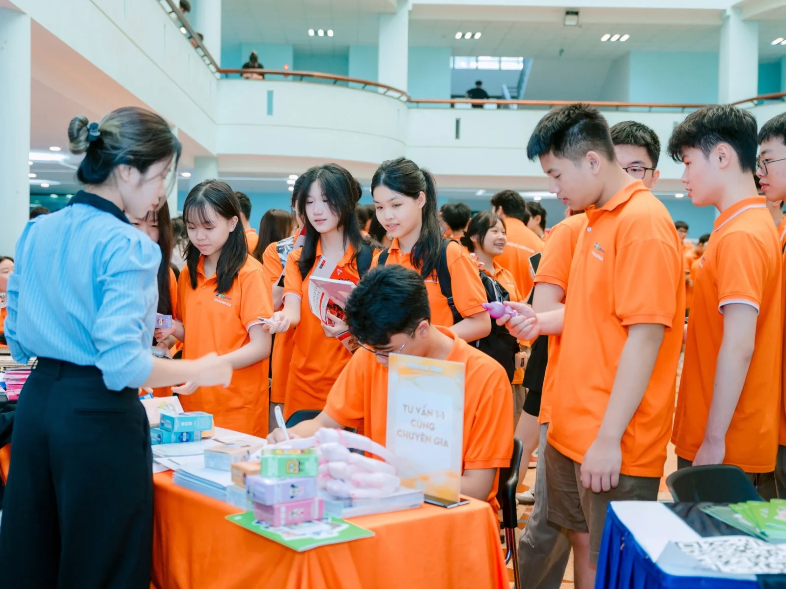 Tham khảo ý kiến từ các chuyên gia, người đi trước và giáo viên