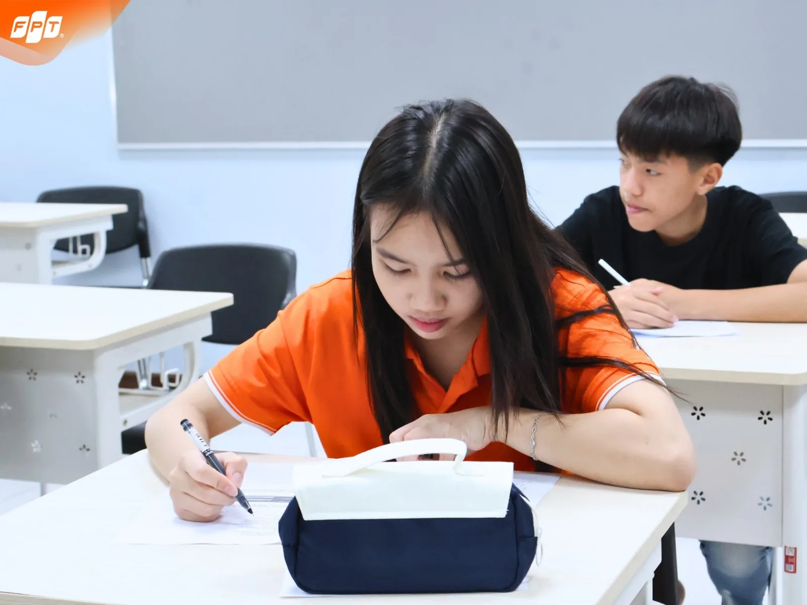 Khối học là gì? Những lưu ý khi chọn khối học - FPT Education Khối tự nhiên (Vật lý, Hóa học, Sinh học)