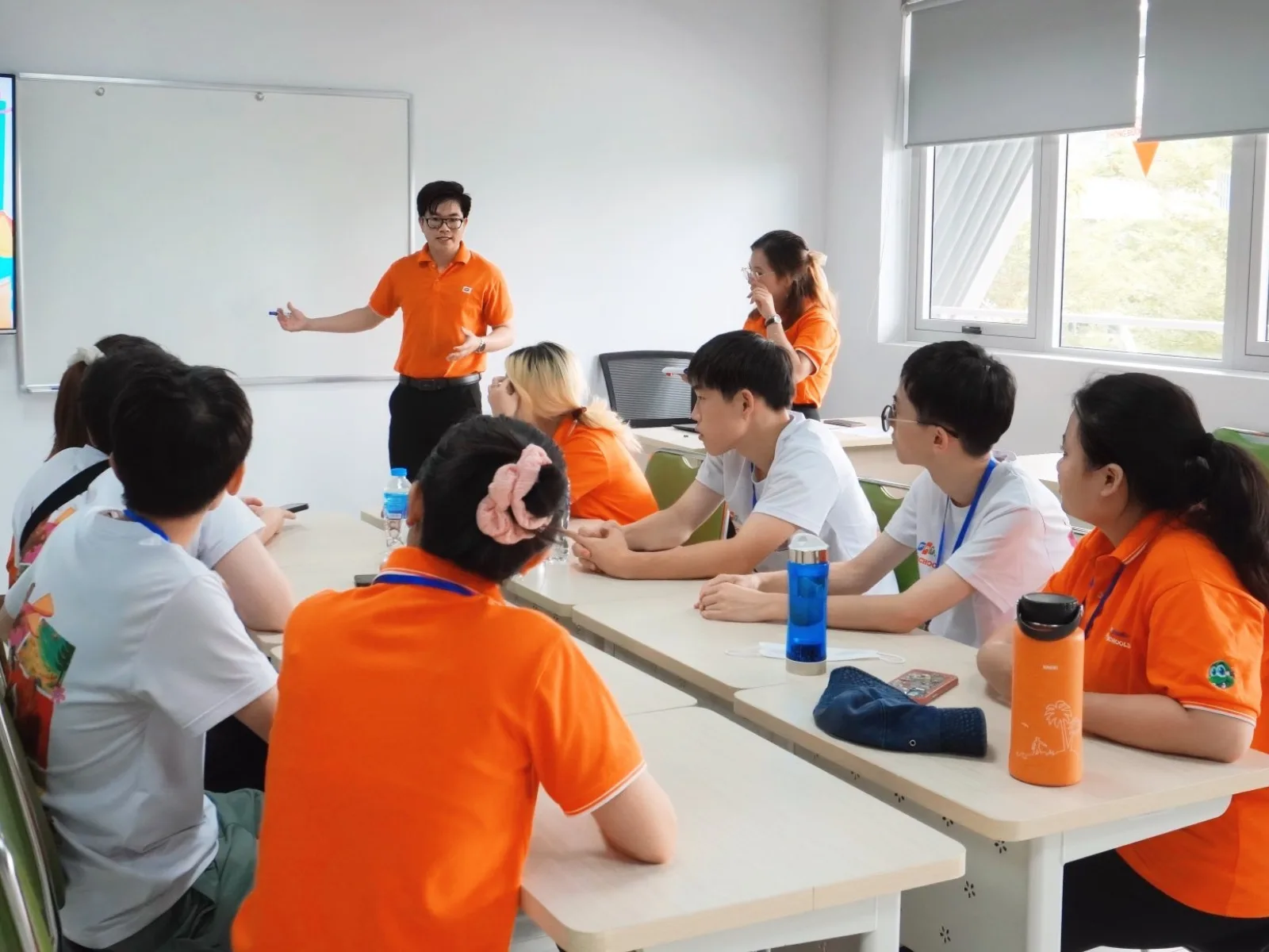 Trau dồi kỹ năng giao tiếp, thuyết phục và quản trị cảm xúc - kỹ năng lãnh đạo là gì