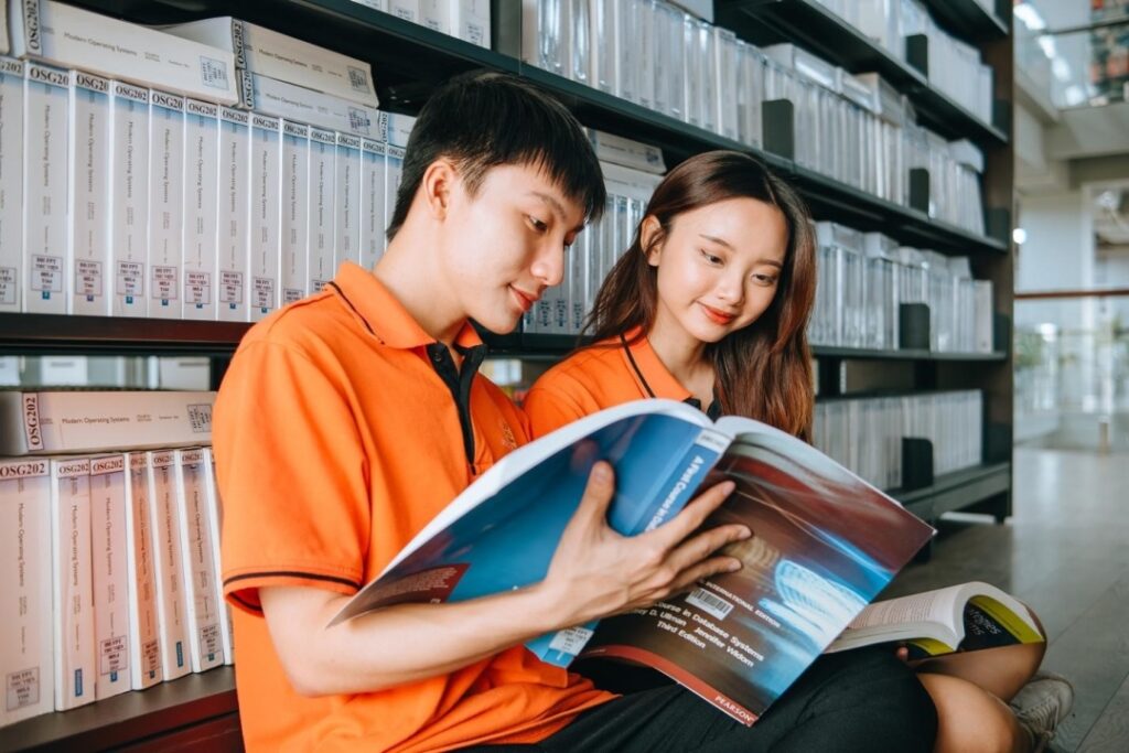 Học sinh đọc sách trong thư viện – lợi ích của việc đọc sách giúp phát triển tư duy và trí tuệ.