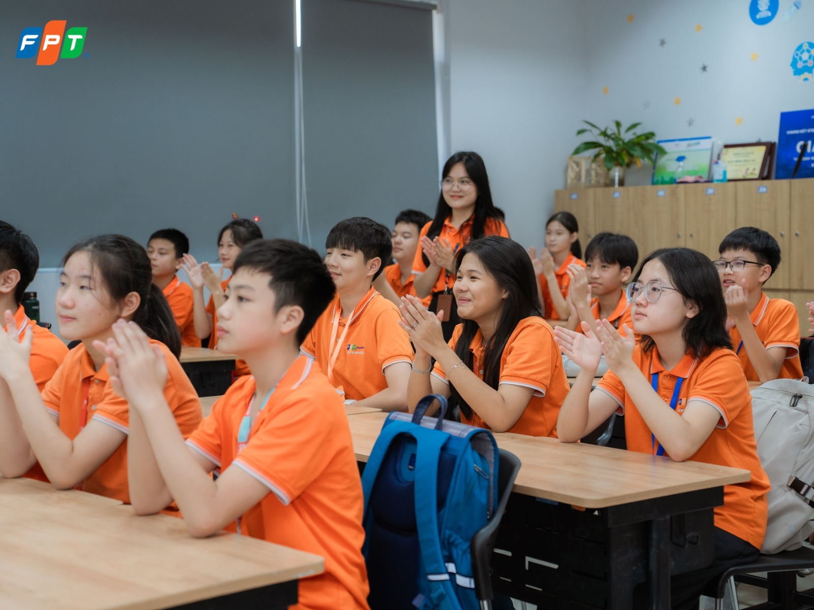 Lớp tiếng Anh tích hợp là gì? Chìa khóa phát triển năng lực học thuật và giao tiếp toàn cầu - FPT Education Lớp tiếng Anh tích hợp là gì?