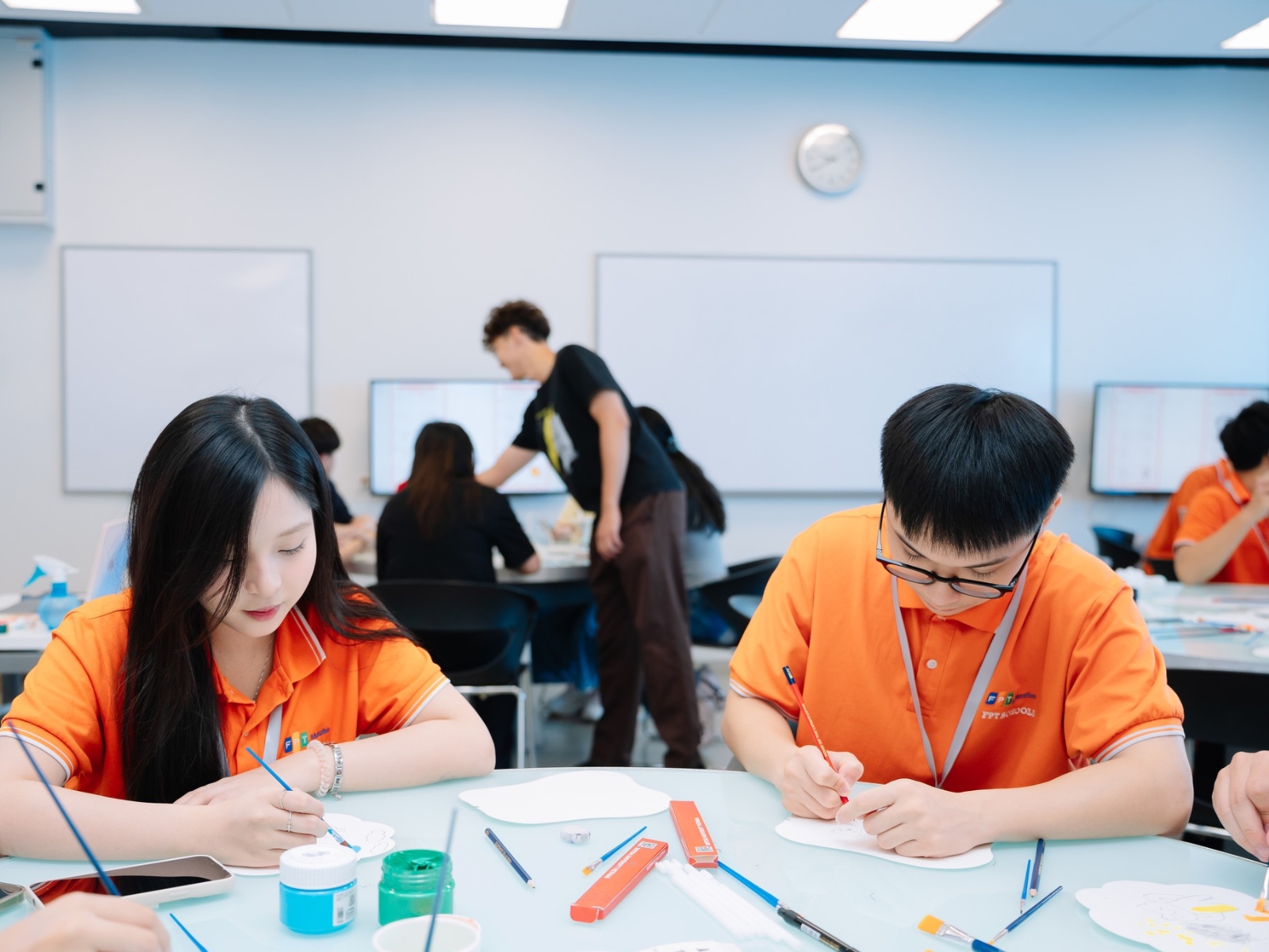 Lớp tiếng Anh tích hợp là gì? Chìa khóa phát triển năng lực học thuật và giao tiếp toàn cầu - FPT Education Ai nên học chương trình tiếng Anh tích hợp?