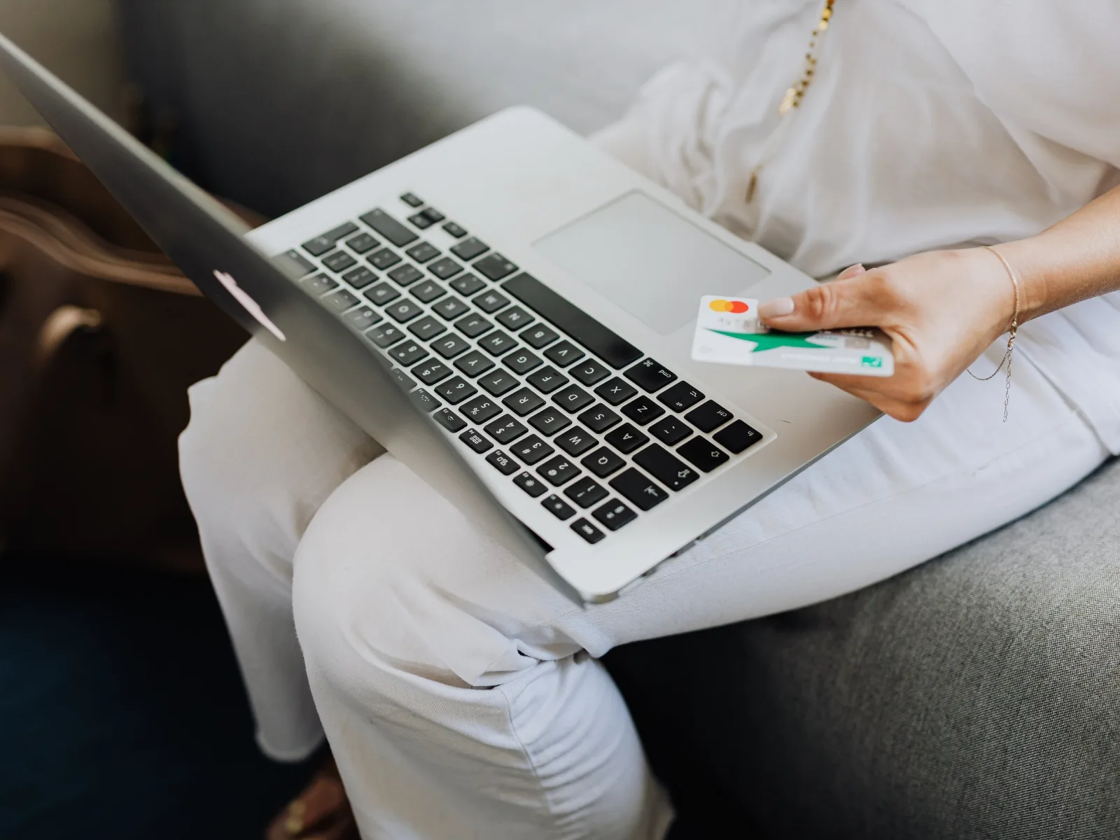 Lừa Đảo Bán Hàng Qua Mạng Và Cách Nhận Biết Để Mua Sắm An Toàn