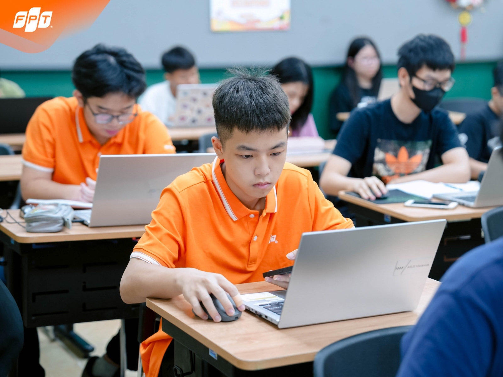 Tốt nghiệp ngành công nghệ phần mềm ra làm gì? Cơ hội việc làm hấp dẫn 2025 - FPT Education Ngành công nghệ phần mềm là gì?