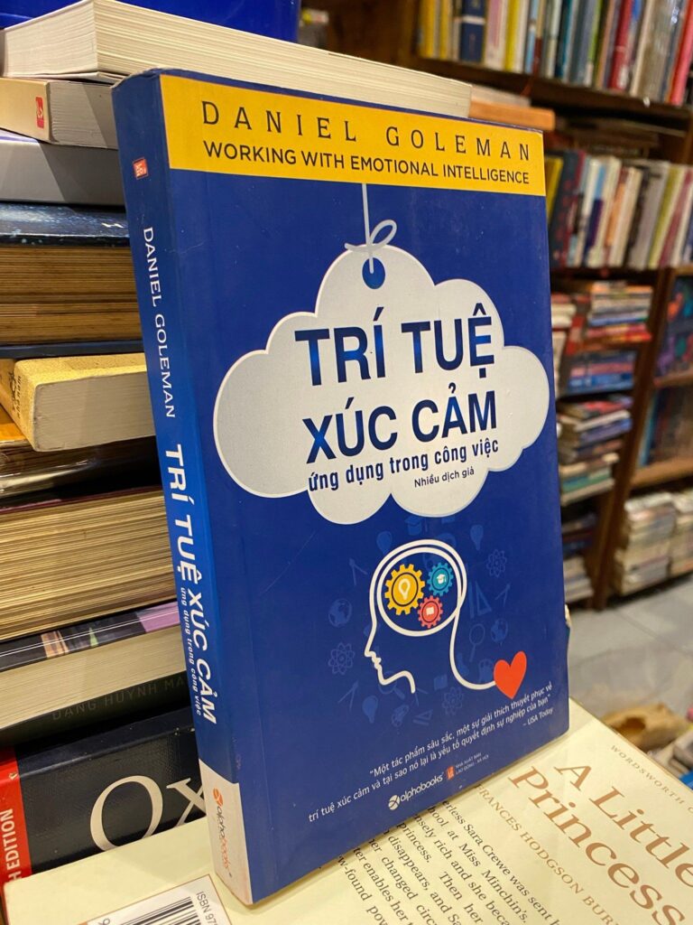 Những Cuốn Sách Nên Đọc Giúp Học Sinh Và Phụ Huynh Cùng Thay Đổi Tư Duy Và Cuộc Sống - FPT Education Bìa sách Trí Tuệ Cảm Xúc của Daniel Goleman – cuốn sách kinh điển về phát triển EQ.