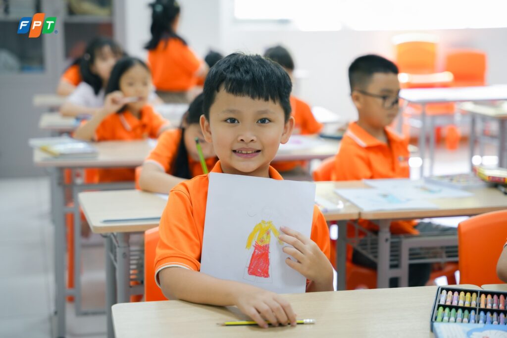 Những Cuốn Sách Nên Đọc Giúp Học Sinh Và Phụ Huynh Cùng Thay Đổi Tư Duy Và Cuộc Sống - FPT Education Đôi tay mở trang sách đầu tiên, biểu tượng cho khởi đầu hành trình thay đổi tư duy và cuộc sống.