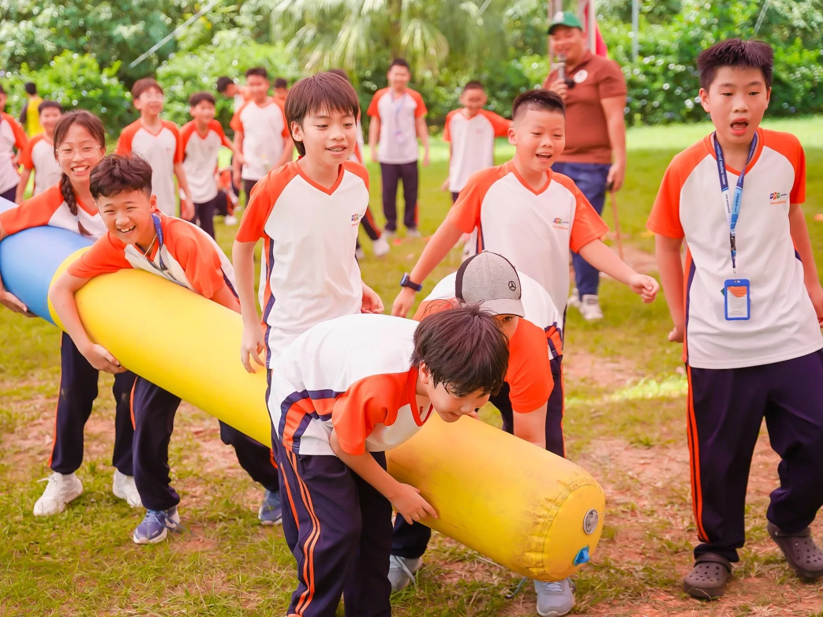 Thiếu tự tin là gì? Cách biến điểm yếu thành sức mạnh - FPT Education Cách vượt qua và biến thiếu tự tin thành sức mạnh - thiếu tự tin là gì