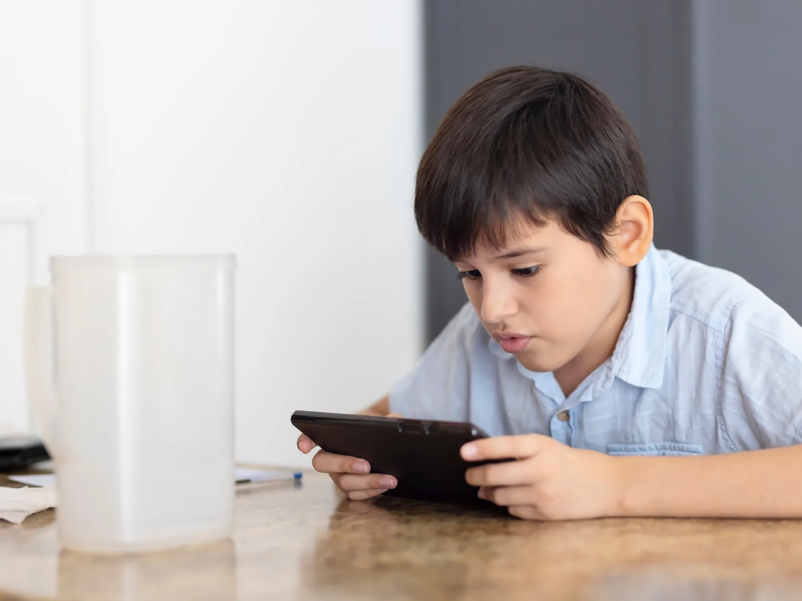 Trẻ bị tăng động có biểu hiện gì? 6 dấu hiệu nhận biết sớm - FPT Education Trẻ bị tăng động có biểu hiện gì?