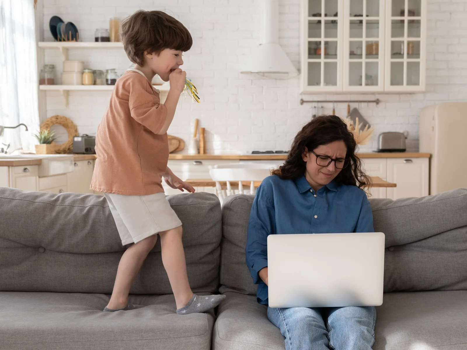 Trẻ bị tăng động có biểu hiện gì? 6 dấu hiệu nhận biết sớm - FPT Education Gặp khó khăn trong giao tiếp xã hội