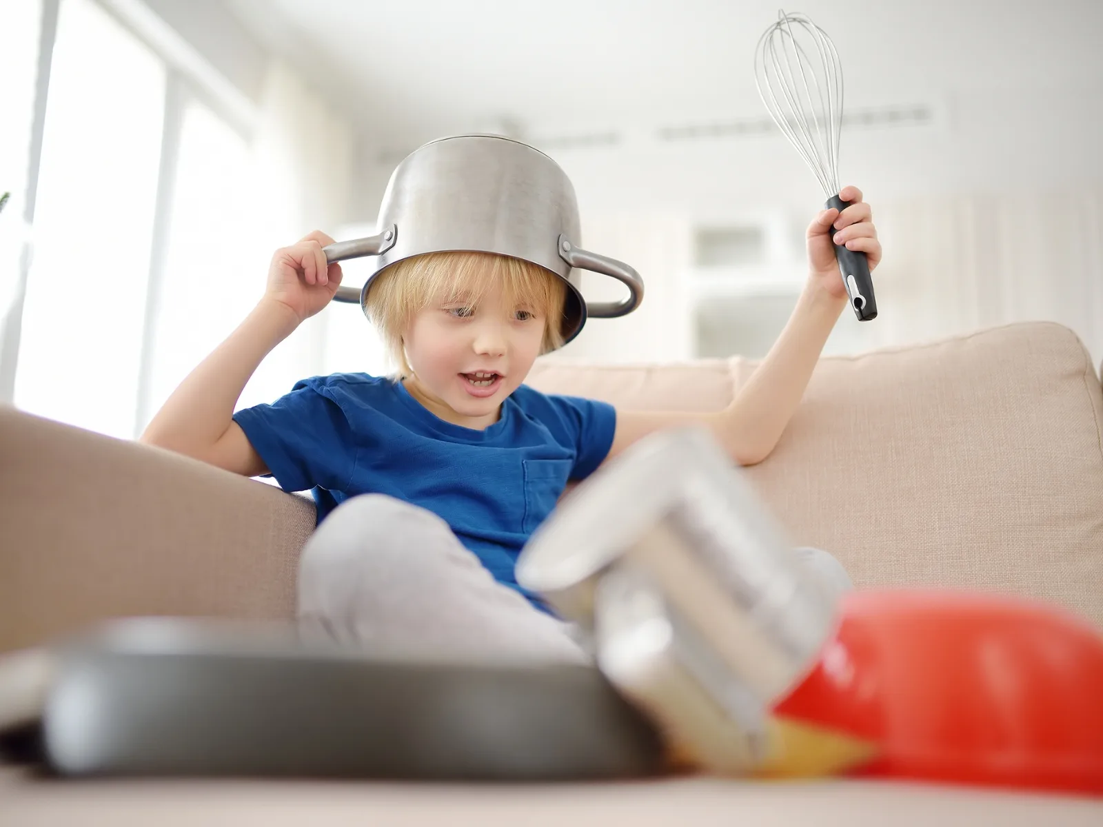 Trẻ bị tăng động có biểu hiện gì? 6 dấu hiệu nhận biết sớm - FPT Education Khi nào cần đưa trẻ đến gặp bác sĩ hoặc chuyên gia tâm lý?