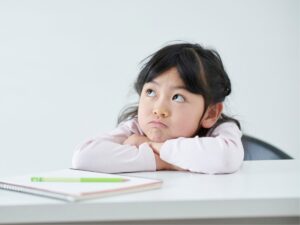 trẻ thiếu tập trung khi học