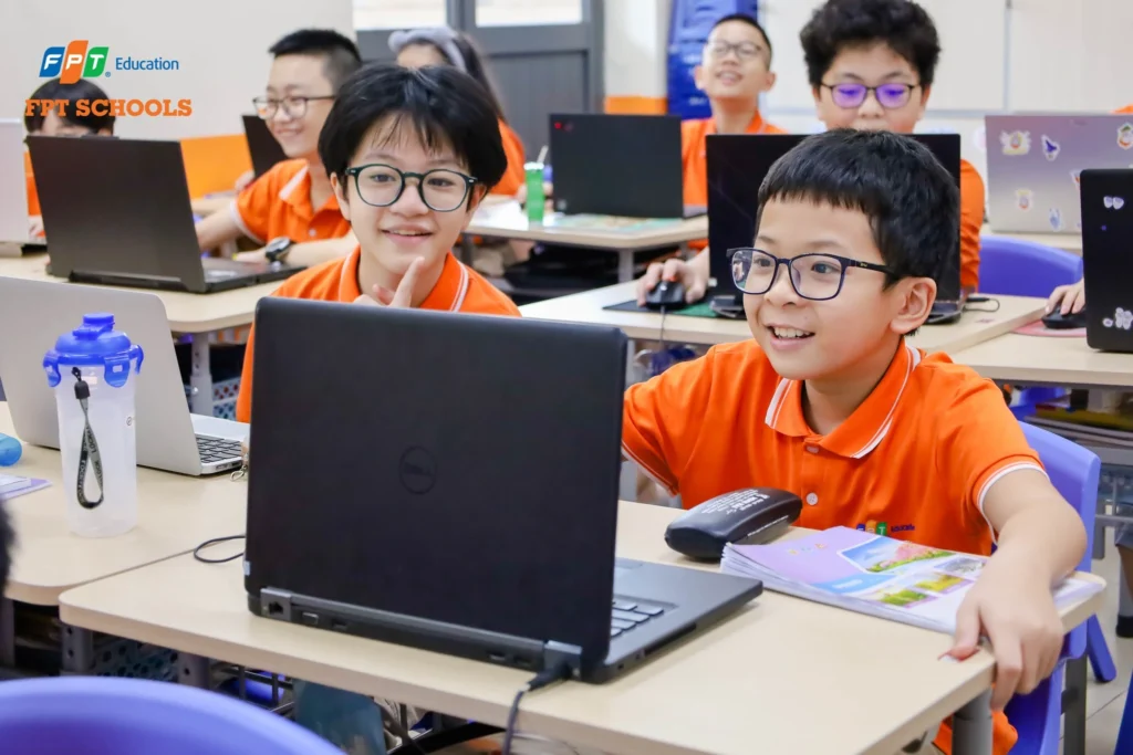 Học sinh FPT School hình thành thói quen đọc sách mỗi ngày qua ứng dụng đọc sách miễn phí.