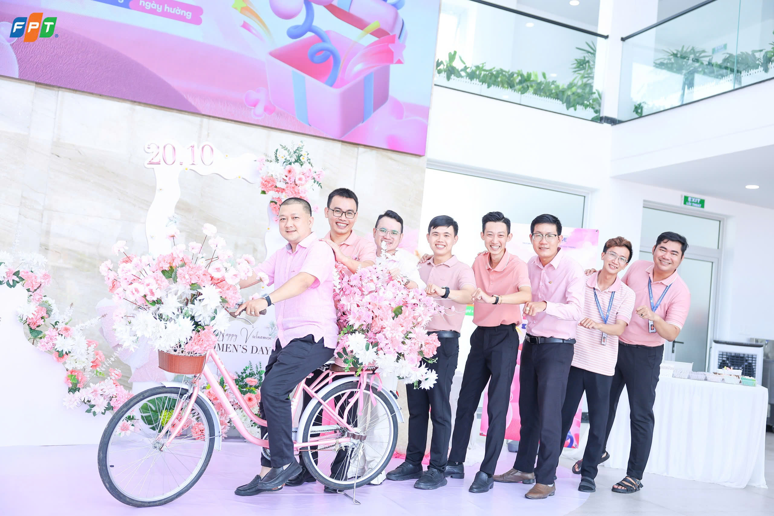 Nhà F rực sắc hường yêu thương trong ngày Phụ nữ Việt Nam | FPT Schools