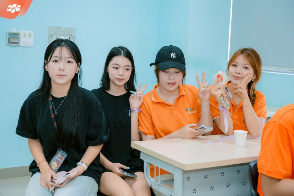 Phân biệt đối xử là gì? Nhìn nhận đúng để tránh gây tổn thương - FPT Education Đối xử tích cực và tiêu cực