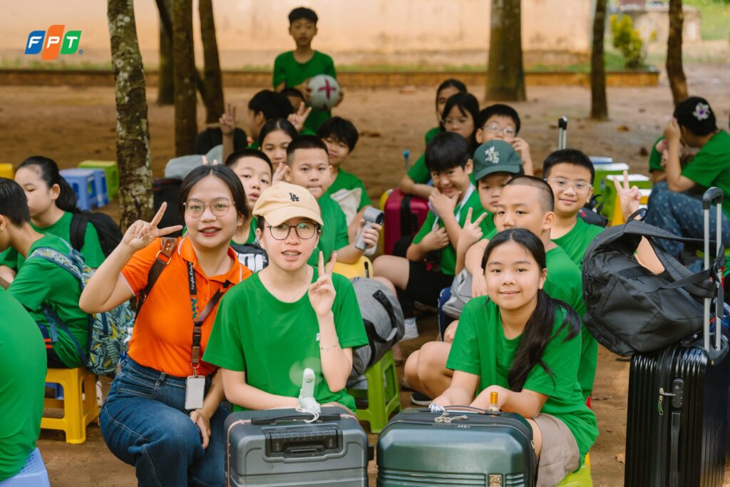 Khoảng cách thế hệ là gì? Những hiểu lầm khiến cha mẹ và con cái xa cách - FPT Education Giao tiếp là cách duy nhất để thu hẹp khoảng cách