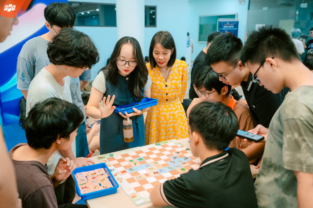 Khoảng cách thế hệ là gì? Những hiểu lầm khiến cha mẹ và con cái xa cách - FPT Education Giới thiệu chung về khoảng cách thế hệ