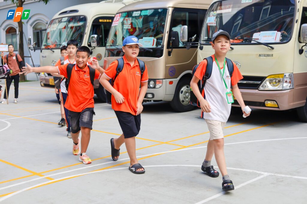 Hướng dẫn trẻ về an toàn cá nhân và sử dụng phương tiện giao thông