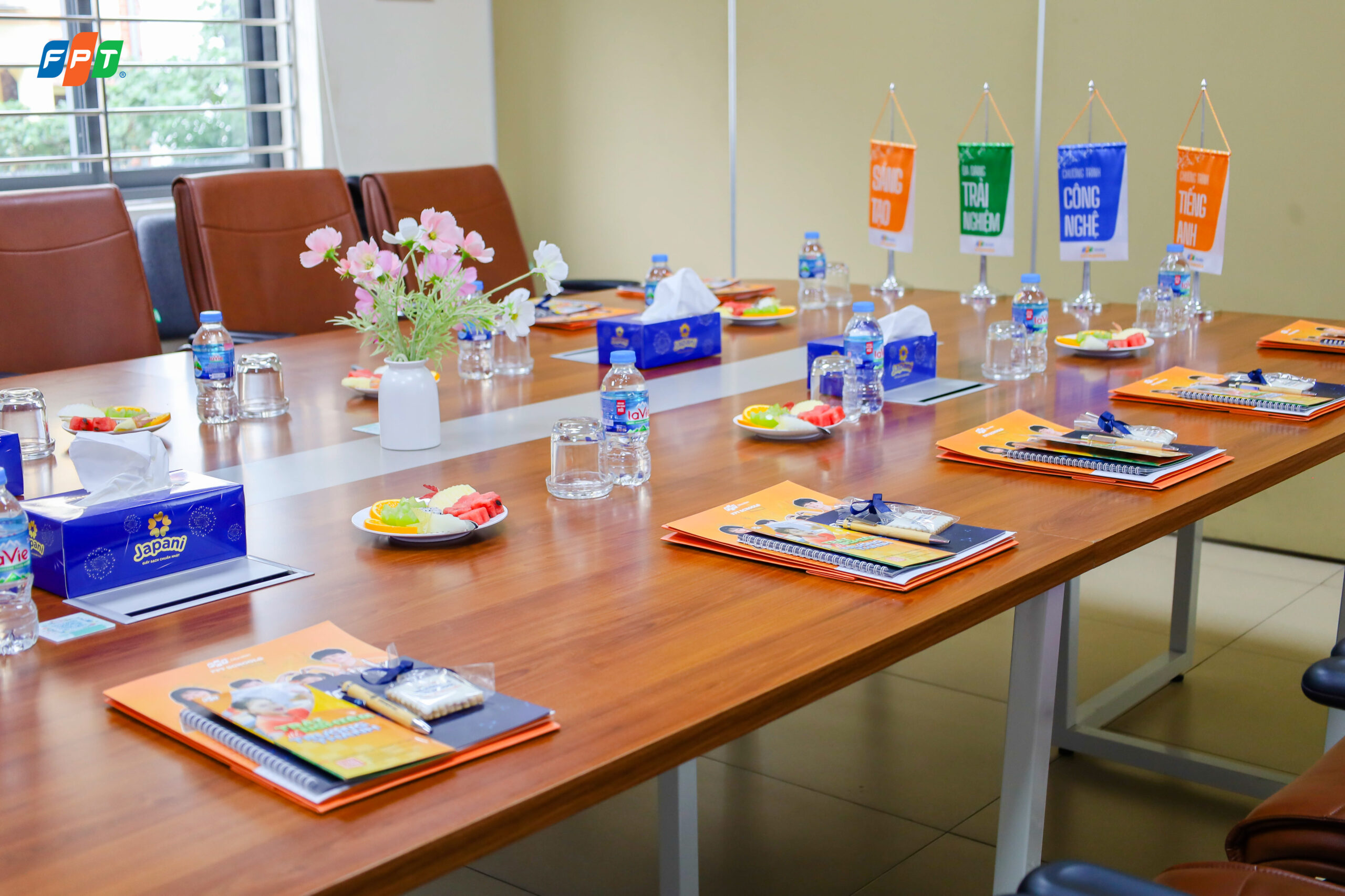 FPT SCHOOLS TRAO ĐỔI CƠ HỘI HỢP TÁC GIÁO DỤC QUỐC TẾ VỚI ĐOÀN ĐẠI SỨ QUÁN ANH - FPT Education FPT SCHOOLS TRAO ĐỔI CƠ HỘI HỢP TÁC GIÁO DỤC QUỐC TẾ VỚI ĐOÀN ĐẠI SỨ QUÁN ANH | FPT Schools