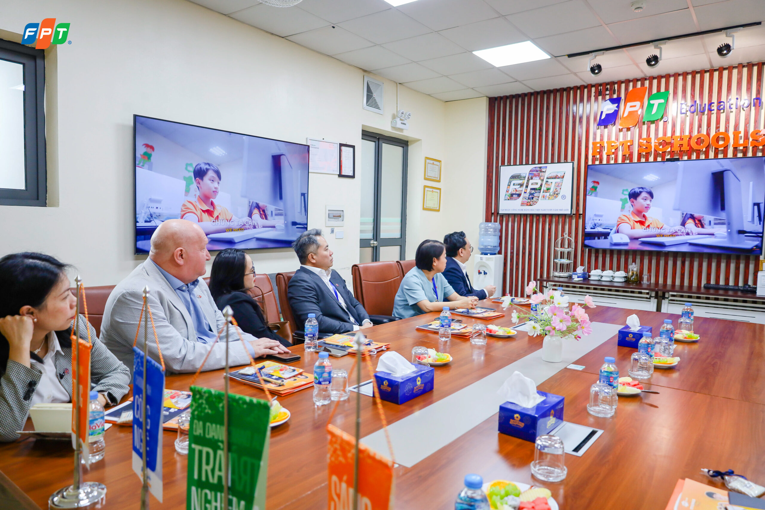 FPT SCHOOLS TRAO ĐỔI CƠ HỘI HỢP TÁC GIÁO DỤC QUỐC TẾ VỚI ĐOÀN ĐẠI SỨ QUÁN ANH | FPT Schools