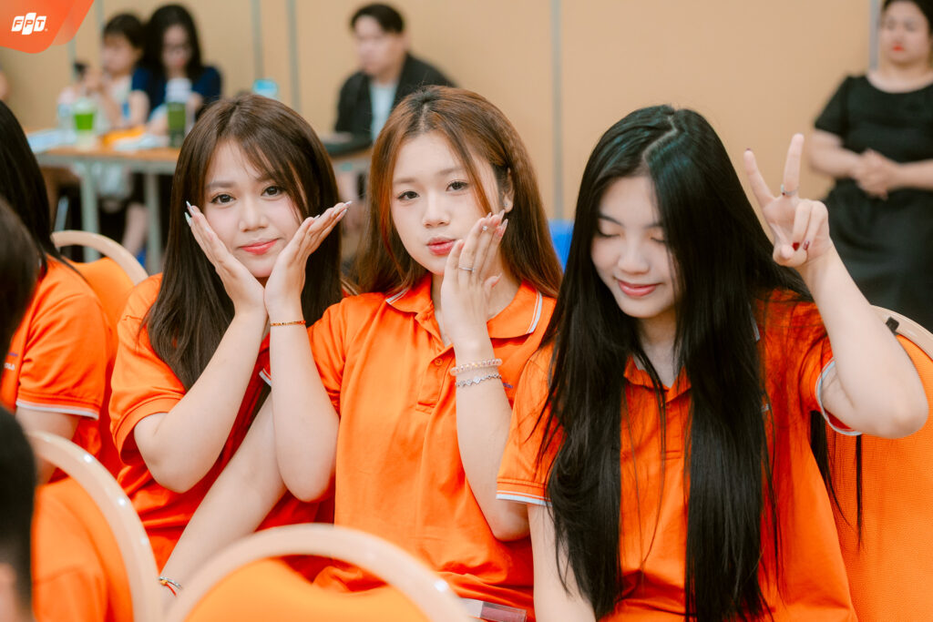 Khoảng cách thế hệ là gì? Những hiểu lầm khiến cha mẹ và con cái xa cách - FPT Education Khi cha mẹ không hiểu cuộc sống của con