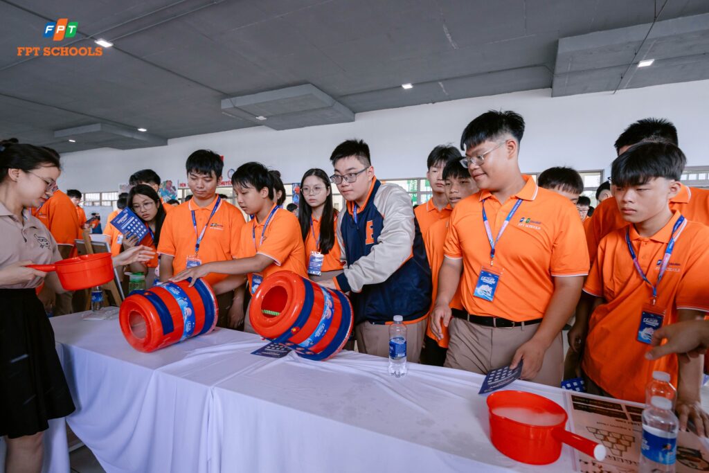 Đồng cảm là gì? Ý nghĩa và cách rèn luyện khả năng đồng cảm - FPT Education Lắng nghe chủ động và đặt câu hỏi mở