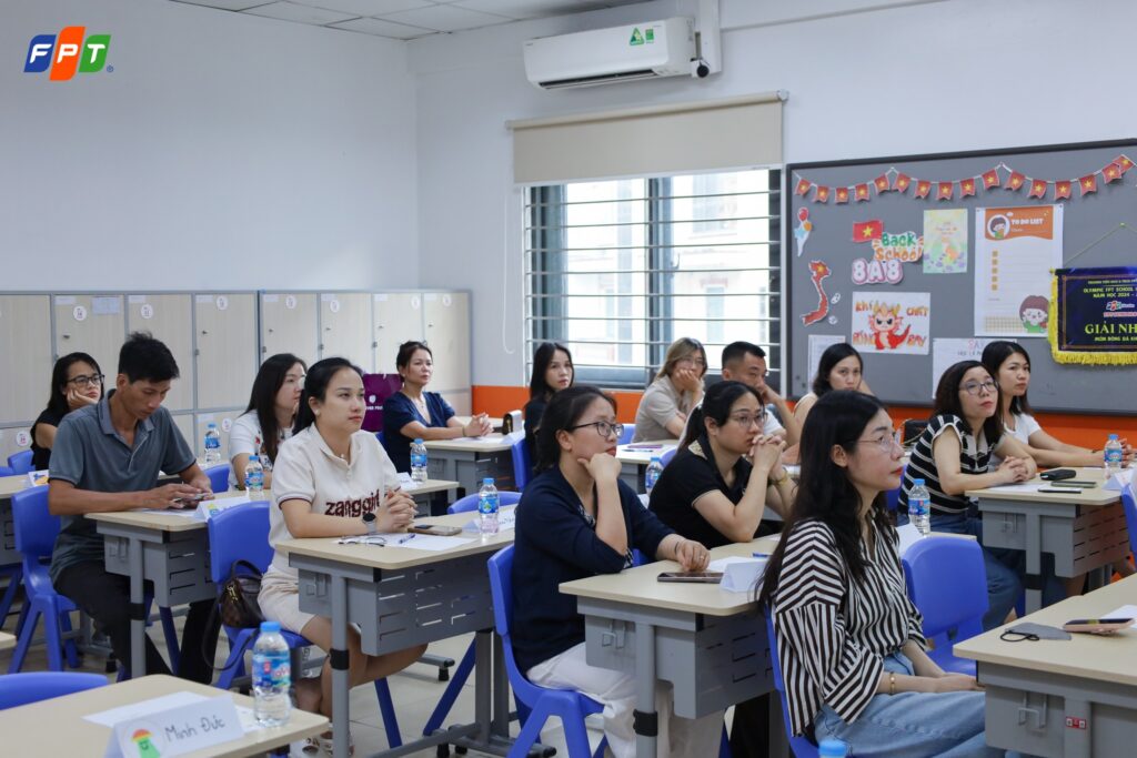 Nâng cao nhận thức cho phụ huynh và giáo viên về tác hại của yêu sớm