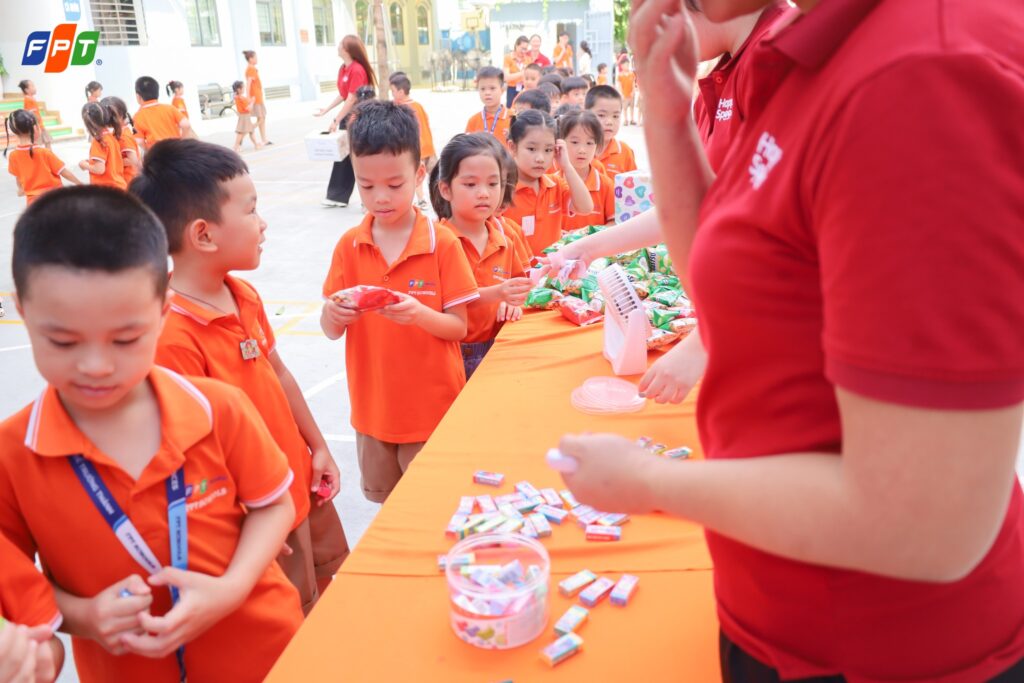 Tự kỷ ám thị là gì? Hiểu đúng để thay đổi tư duy tích cực - FPT Education Phát triển thói quen tư duy lạc quan hàng ngày