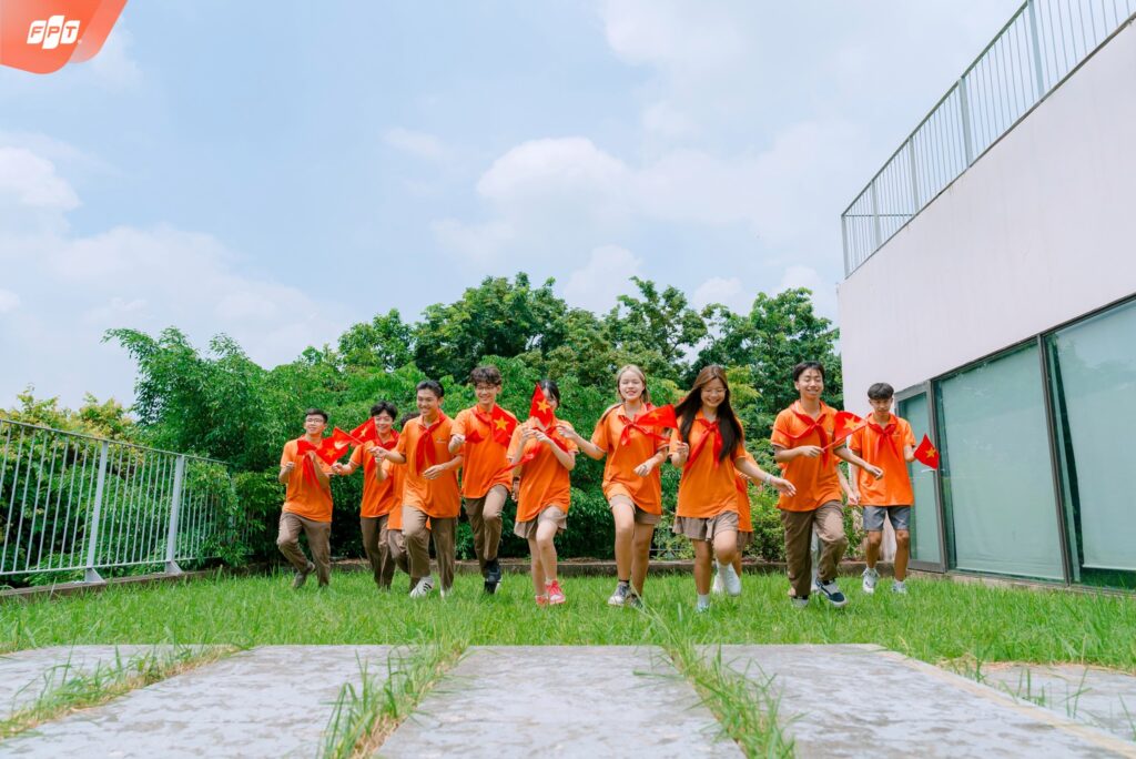 Tình yêu tuổi học trò là gì? Đặc điểm và ý nghĩa với học sinh - FPT Education Tại sao tình yêu tuổi học trò lại đặc biệt