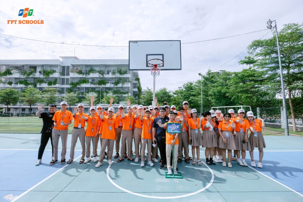 Đồng cảm là gì? Ý nghĩa và cách rèn luyện khả năng đồng cảm - FPT Education Thái độ tích cực và kiên nhẫn trong giao tiếp