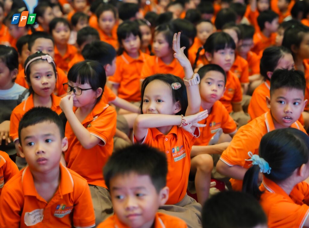 Khoảng cách thế hệ là gì? Những hiểu lầm khiến cha mẹ và con cái xa cách - FPT Education Thay đổi trong các chuẩn mực xã hội