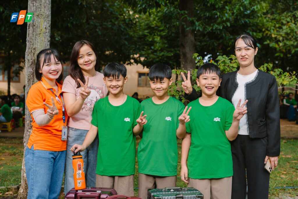 Khoảng cách thế hệ là gì? Những hiểu lầm khiến cha mẹ và con cái xa cách - FPT Education Thúc đẩy hoạt động chung và chia sẻ sở thích