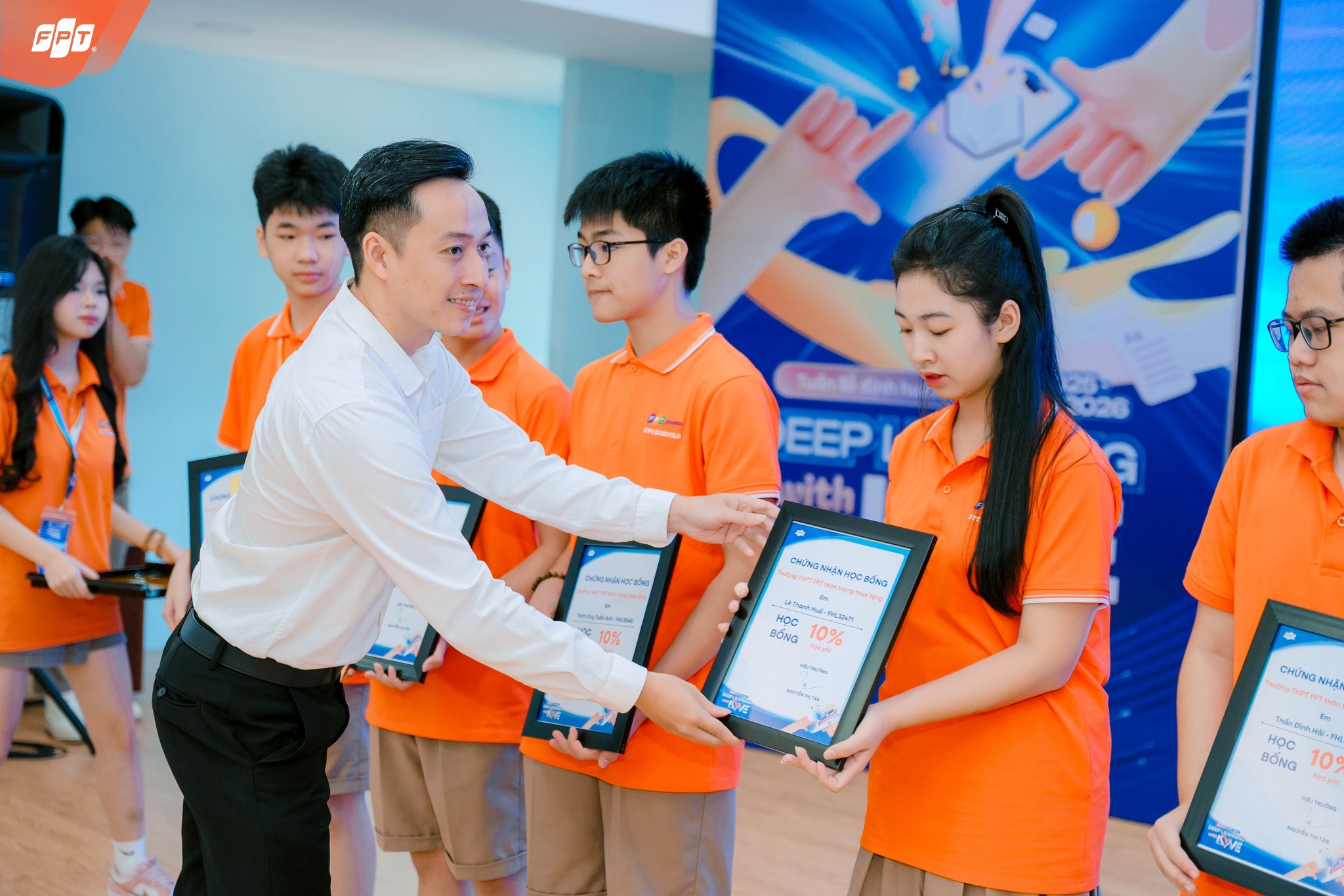 Tự tin là gì? Hiểu đúng để phát triển bản thân - FPT Education Tự tin là gì