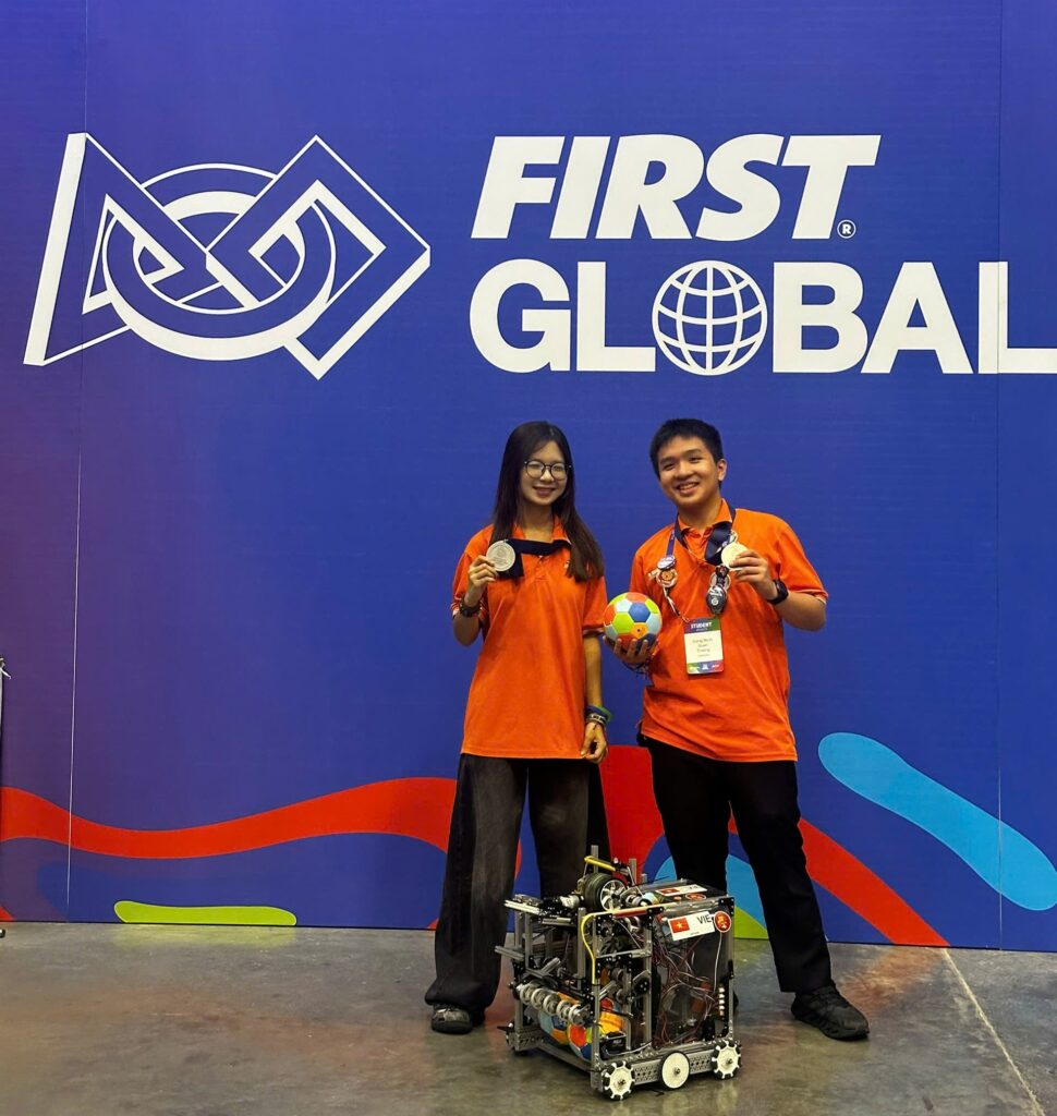 Đội tuyển Việt Nam giành Huy chương Bạc tại FIRST Global Challenge 2025 - FPT Education Bảo Thy và đồng đội trong FIRST Global Team Vietnam cùng sản phẩm dự thi. Ảnh: Trường THPT FPT cung cấp.