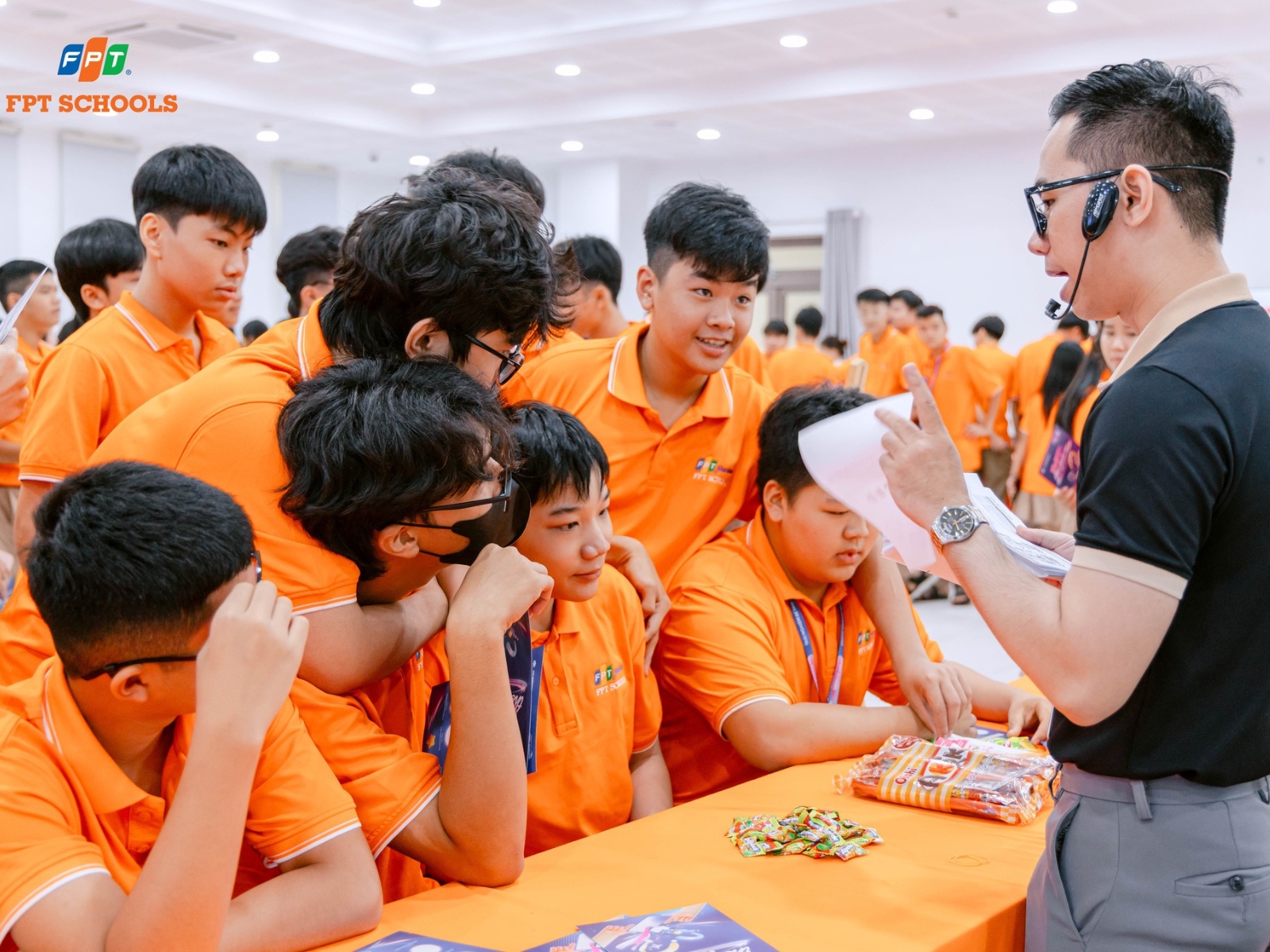 Các môn học lớp 10 theo chương trình mới gồm những môn nào? - FPT Education Nên chọn tổ hợp môn lớp 10 như thế nào?