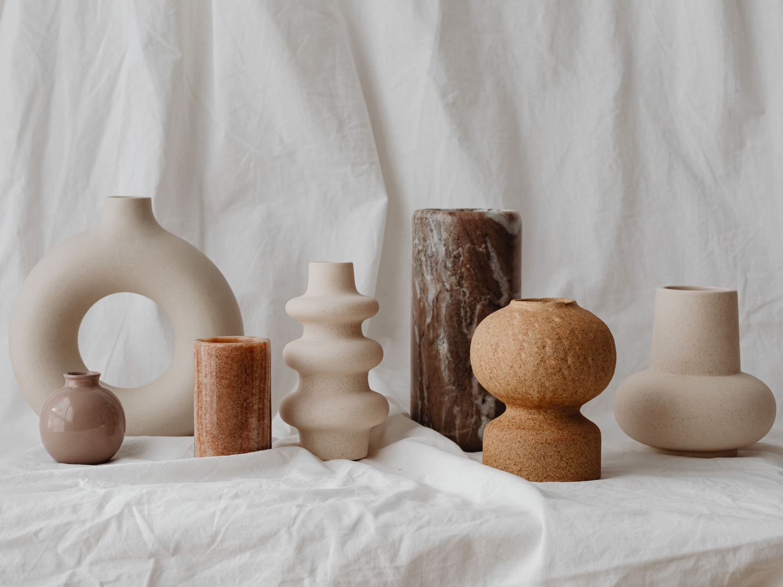 Lọ hoa gốm là món quà mang vẻ đẹp trang nhã