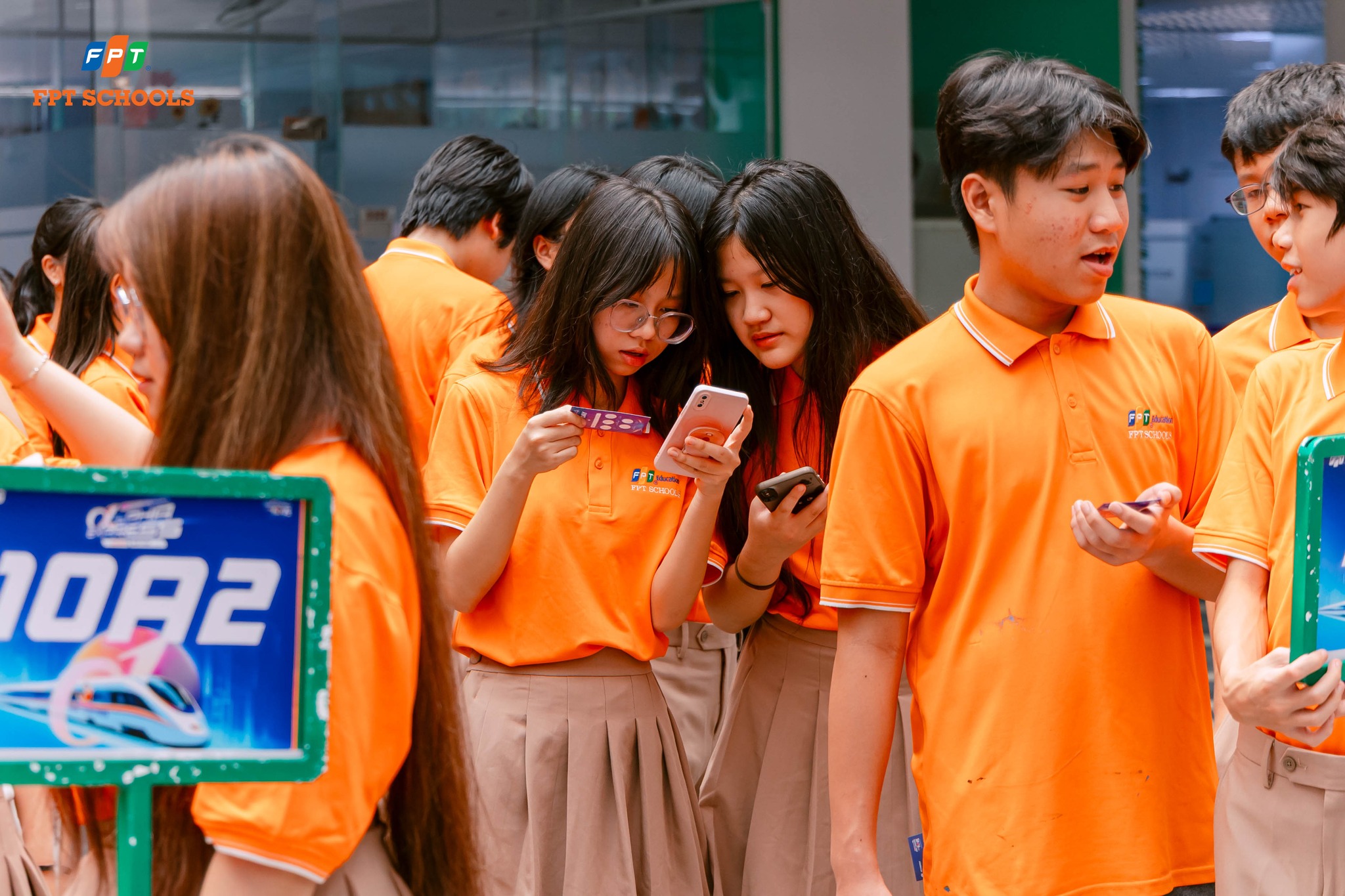 Tổng hợp các món quà ý nghĩa tặng thầy cô tinh tế, không phô trương | FPT Schools