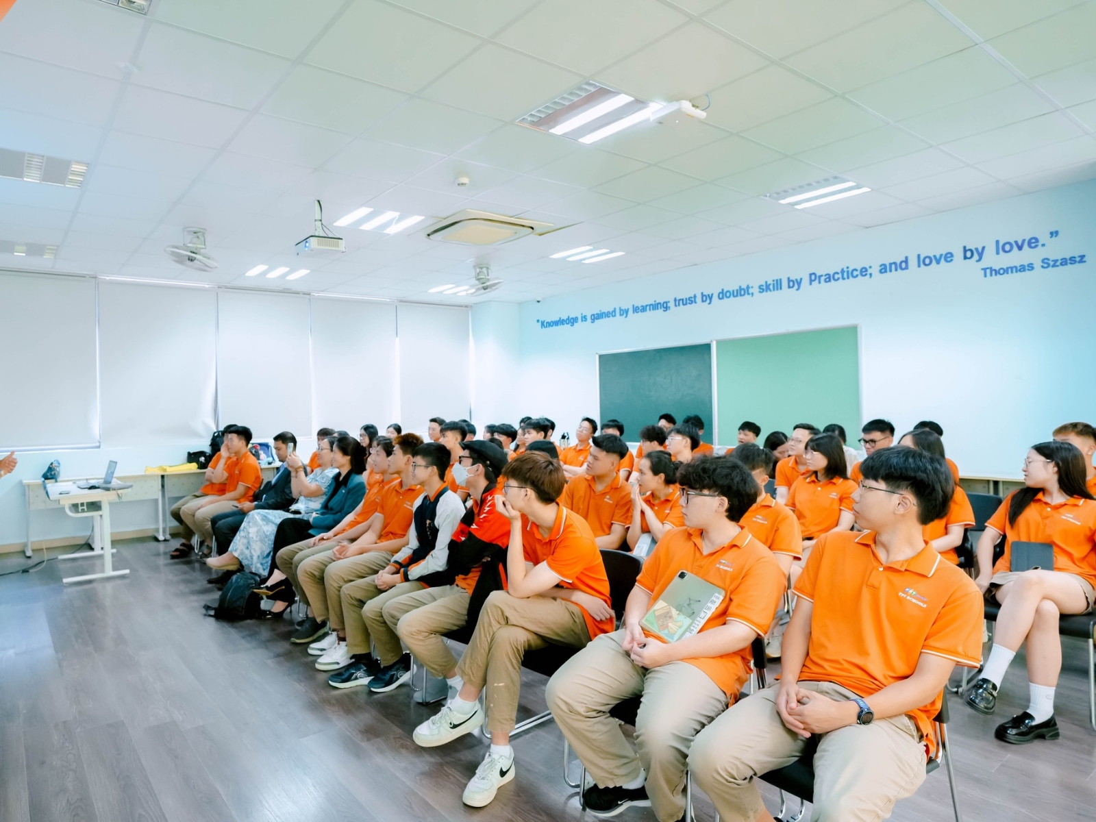 Hướng dẫn con quản lý cảm xúc