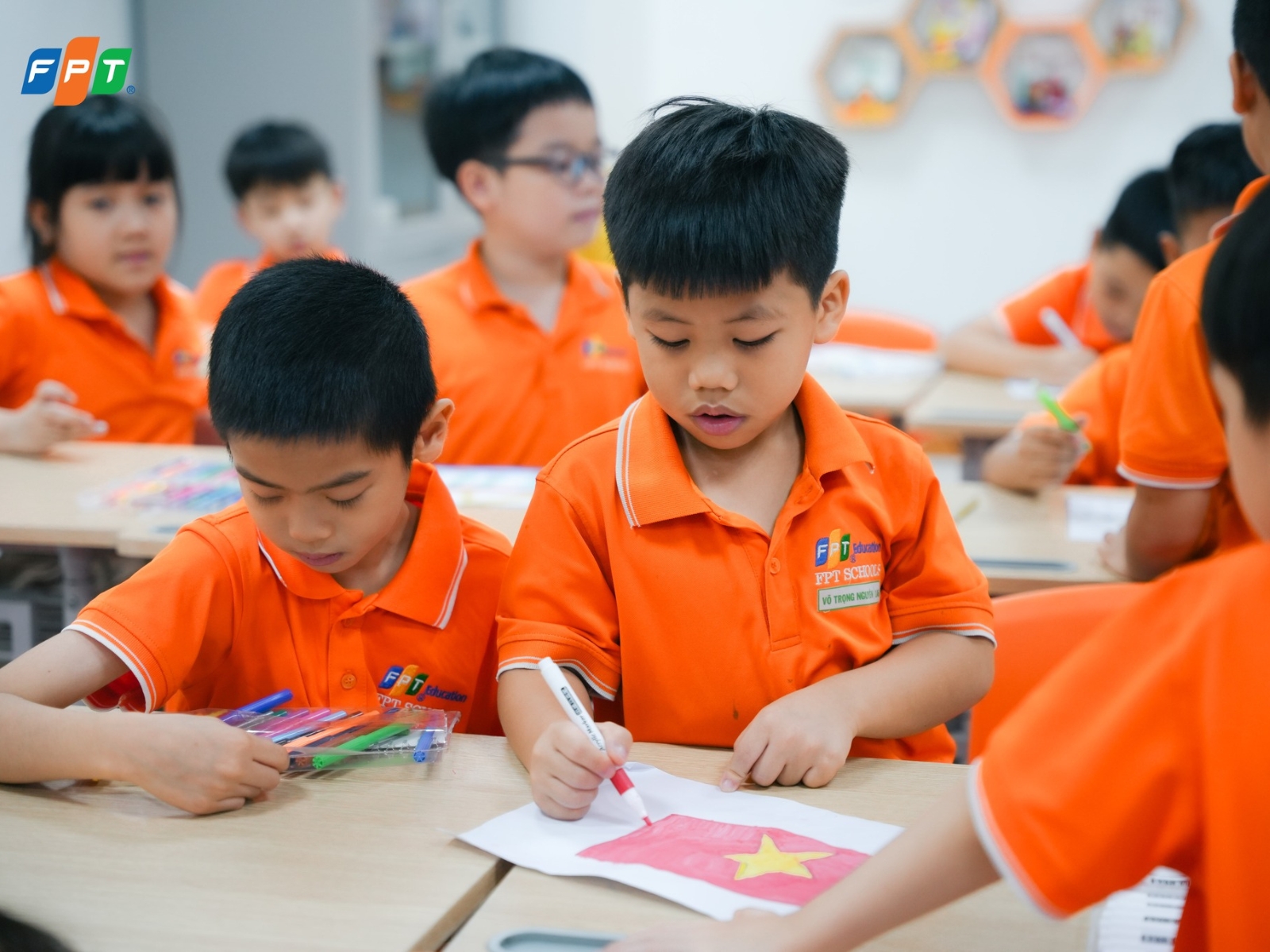 9+ cách dạy trẻ tư duy logic hiệu quả giúp con tự tin, thông minh từ nhỏ - FPT Education Cho trẻ tiếp xúc trò chơi kích thích tư duy