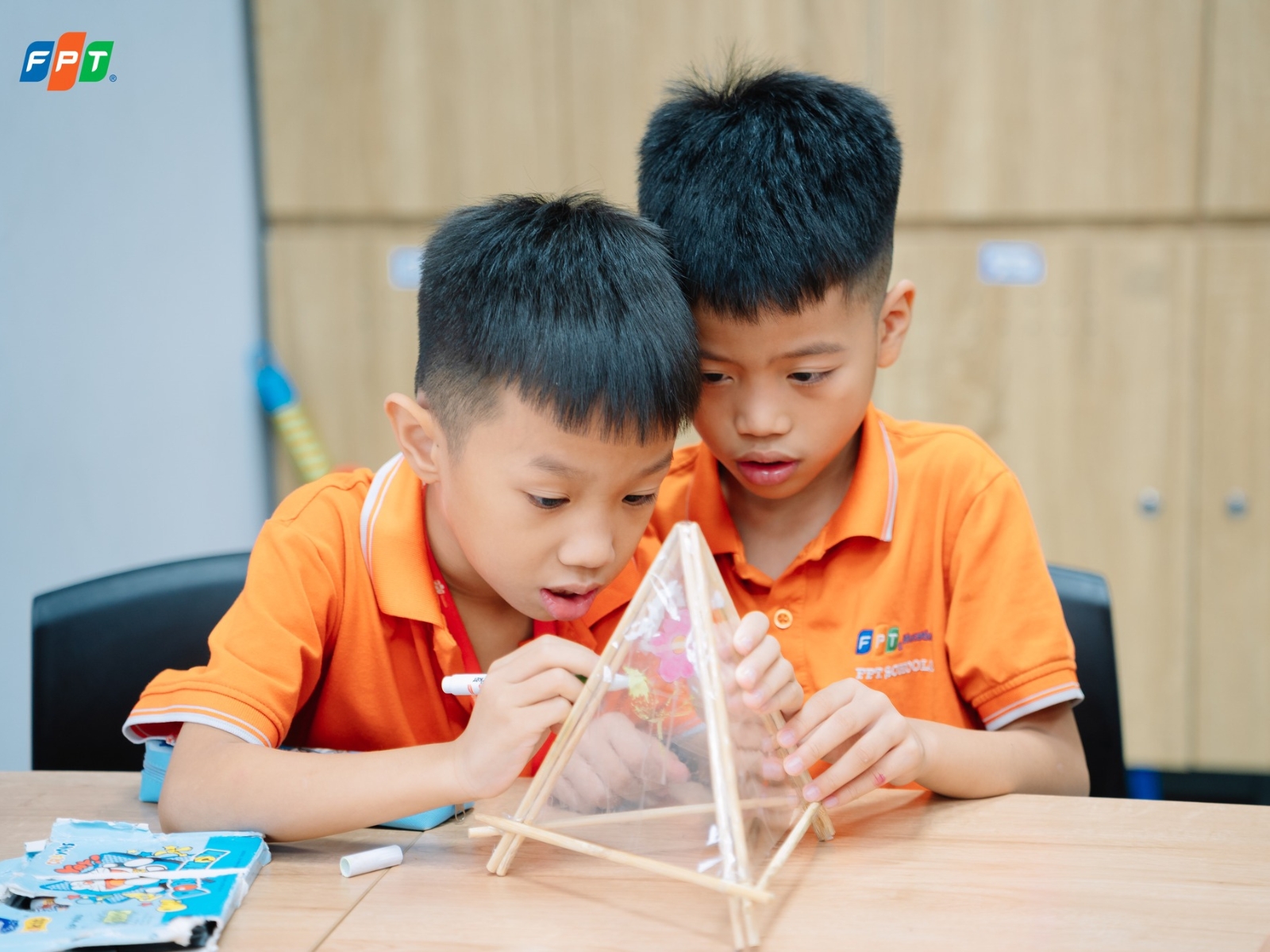 7 cách phát triển EQ cho trẻ để con tự tin, bình tĩnh và biết quản lý cảm xúc - FPT Education Khuyến khích trẻ thể hiện suy nghĩ