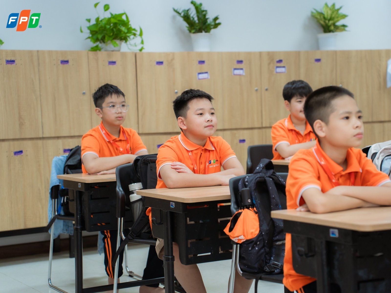 Bật mí 10 cách phát triển IQ cho trẻ hiệu quả ngay tại nhà - FPT Education Sự tương tác giữa ba mẹ – thầy cô – bạn bè