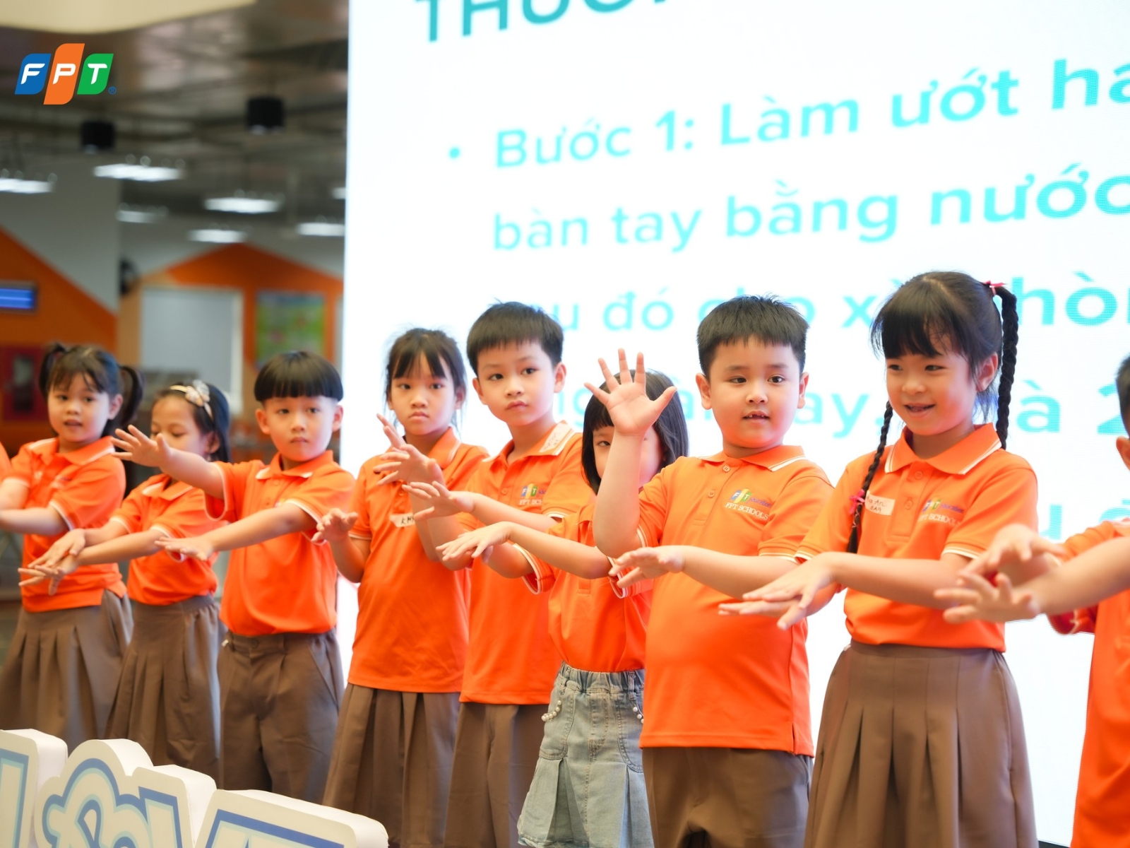 Chương trình học lớp 1 mới có gì thay đổi? Ba mẹ cần biết để đồng hành hiệu quả - FPT Education Lợi ích của chương trình học lớp 1 mới đối với học sinh