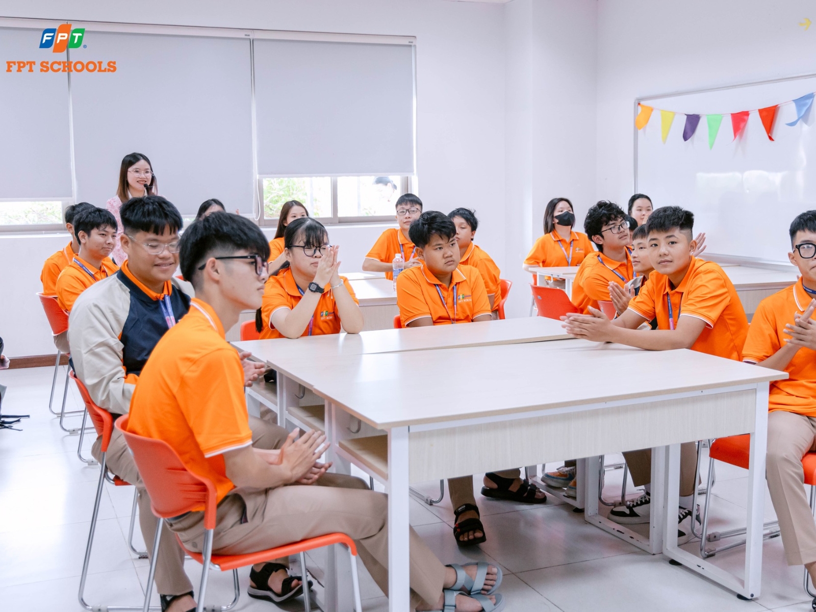 Trẻ thường tránh nhìn thẳng vào mắt người đối diện khi trò chuyện