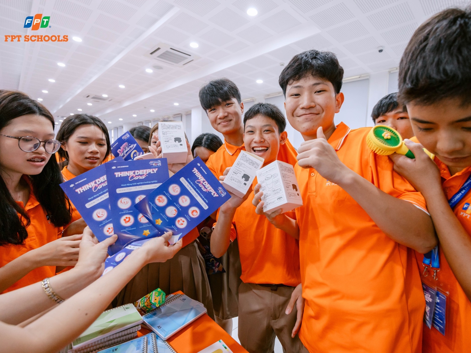 Khoan dung là gì? Hiểu đúng để nuôi dạy trẻ biết tôn trọng và yêu thương - FPT Education Làm gương cho con trẻ