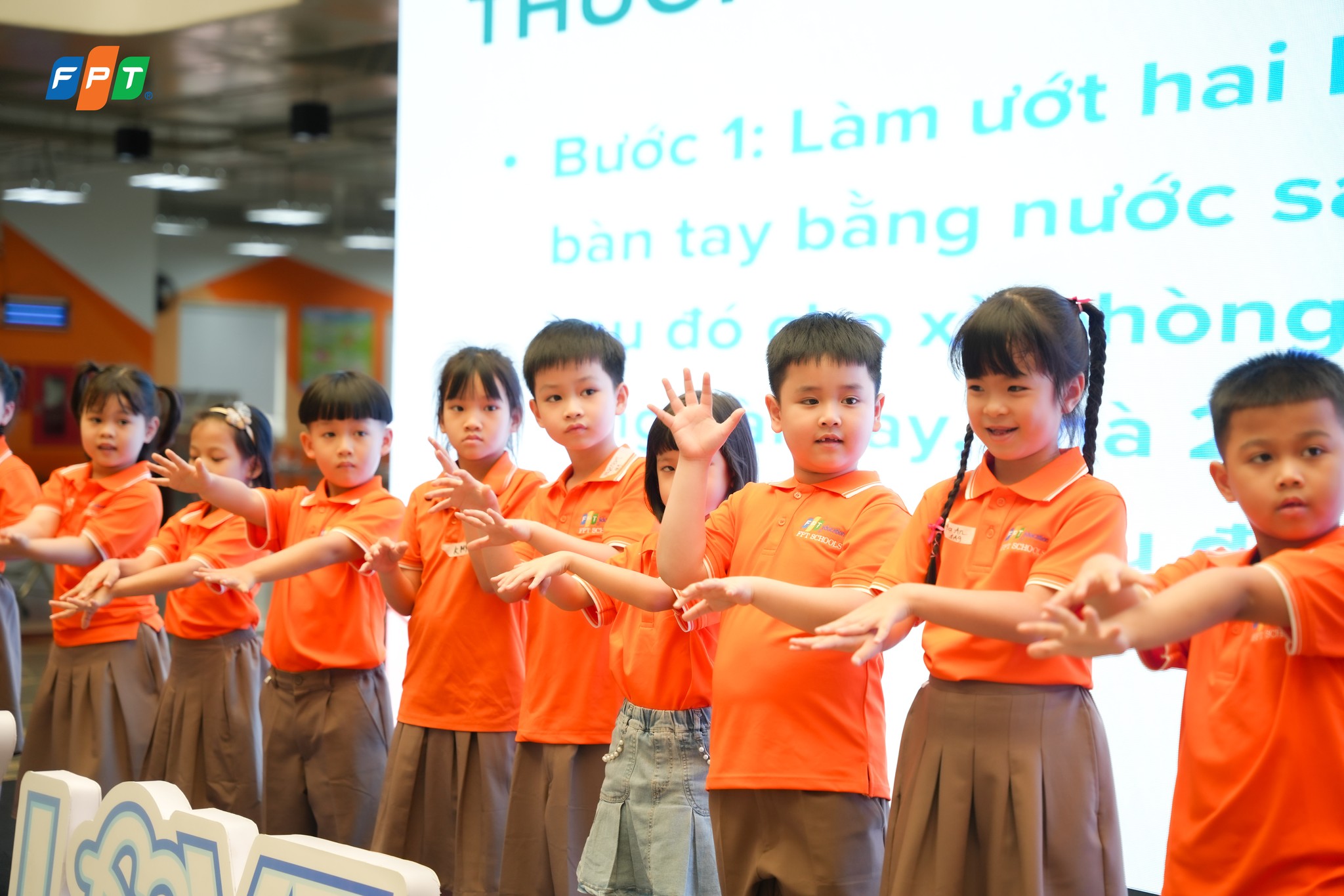 Kỹ năng đối phó với người lạ trong các tình huống thường gặp 