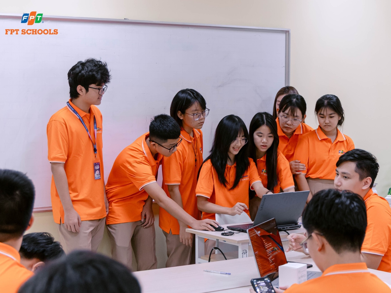 Lợi ích của việc học thêm và những điều phụ huynh cần hiểu đúng để tránh quá tải cho trẻ - FPT Education Tốn kém chi phí và tạo áp lực vô hình