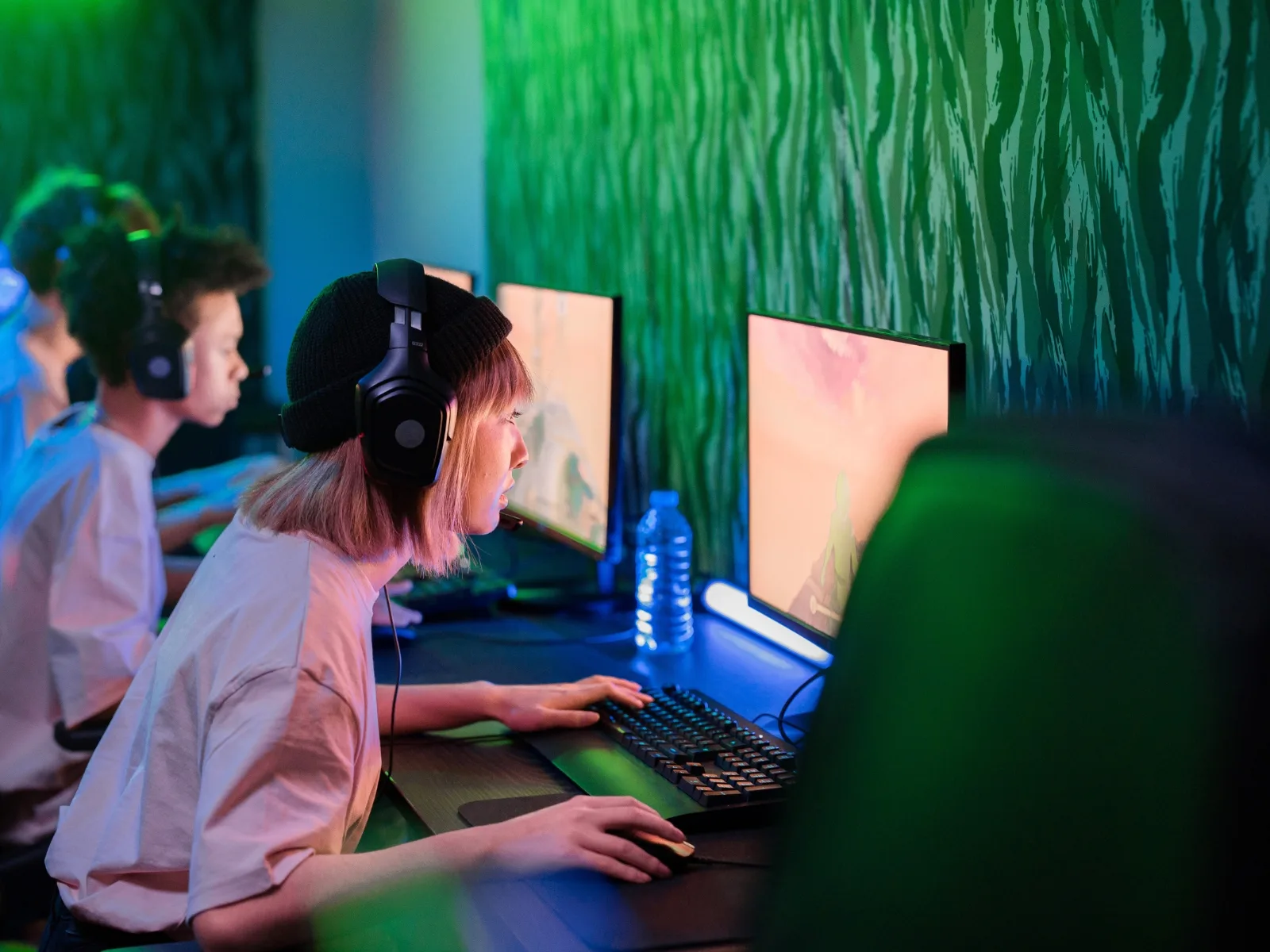 Nghiện game là gì? Dấu hiệu, nguyên nhân và cách khắc phục hiệu quả - FPT Education Làm rạn nứt các mối quan hệ xã hội